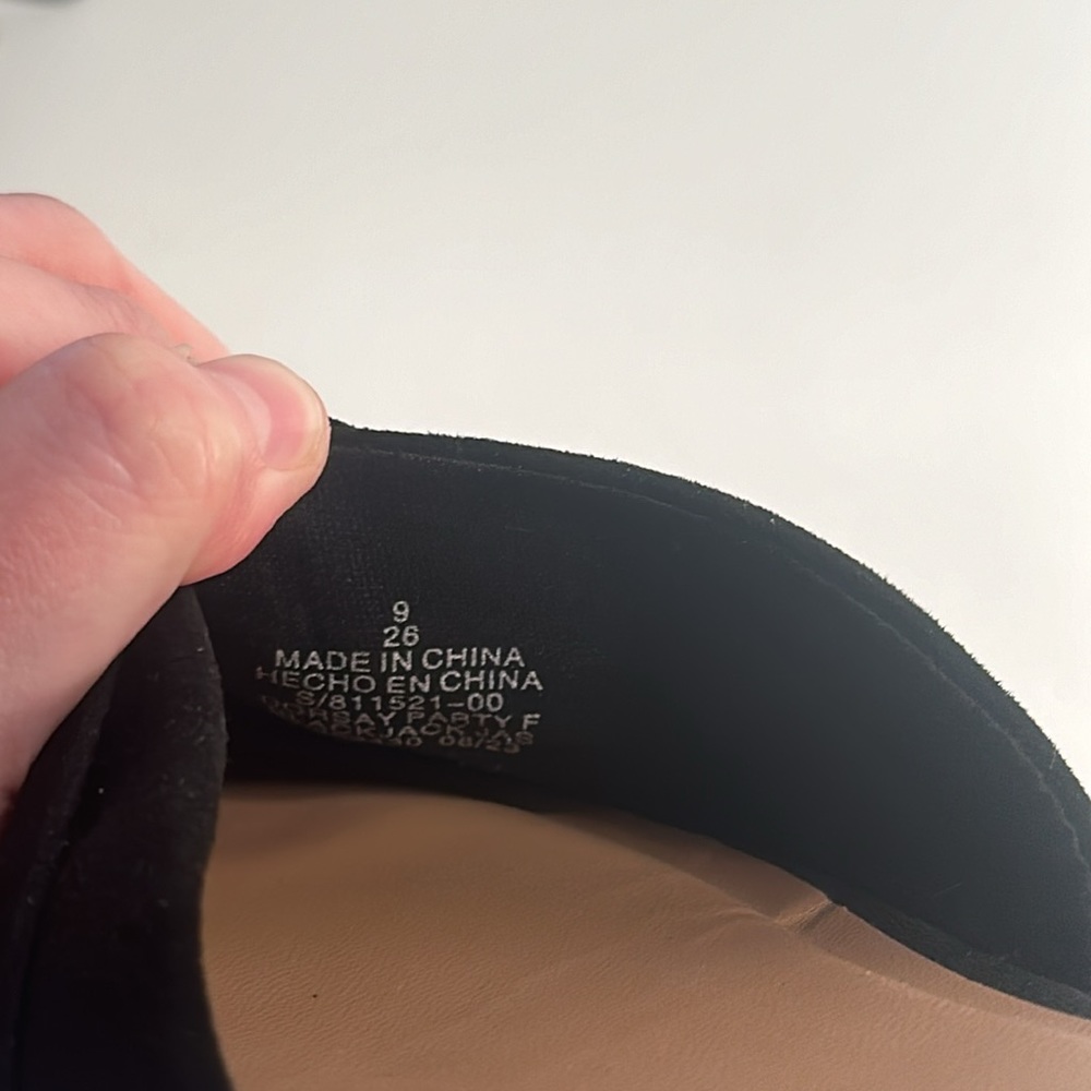 Old Navy Black Faux Suede Pointed Toe Flats - Size 9 Women’s - Picture 10 of 10